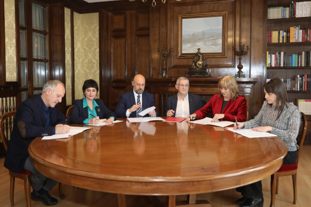 I-D: Los representantes de EH Bildu Adolfo Araiz y Laura Aznal, el consejero de Economía y Hacienda, José Luis Arasti, el vicepresidente Félix Taberna, y las vicepresidentas Ana Ollo y Begoña Alfaro, en la firma del acuerdo presupuestario para 2024.