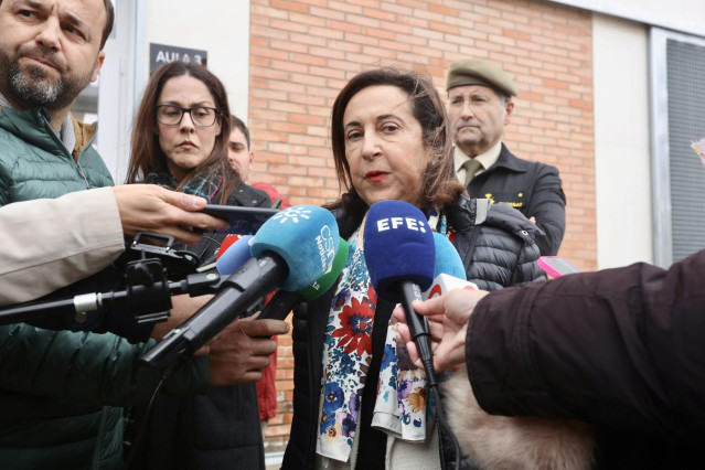 Margarita Robles atiende a los periodistas en San Fernando.