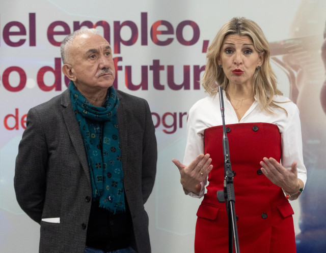 El secretario general de UGT, Pepe Álvarez y la vicepresidenta segunda del Gobierno y ministra de Trabajo y Economía Social, Yolanda Díaz, intervienen tras el acto de clausura de unas jornadas sobre el futuro del empleo, en la sede de UGT, a 19 de enero d