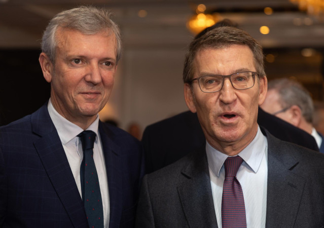 El candidato del PP a las elecciones gallegas, Alfonso Rueda y el líder del PP, Alberto Núñez Feijóo, a su llegada a un Desayuno Informativo de Europa Press, en el Hotel Rosewood Villa Magna, a 8 de enero de 2024, en Madrid (España).