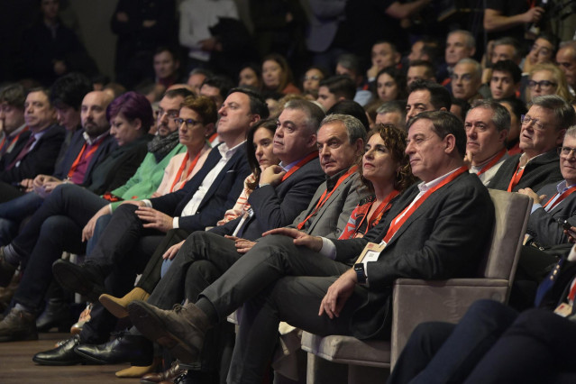 Decenas de asistentes durante la primera jornada de la Convención Política del Partido Socialista 'Democracias más fuertes’, en Palexco, a 19 de enero de 2024, en A Coruña, Galicia (España). El PSOE celebra desde hoy hasta el domingo 21 de enero su Conven