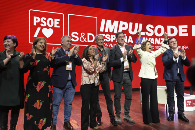 La presidenta de la Alianza Progresista de S&D, Iratxe García (2i); El secretario de Organización del PSOE, Santos Cerdán (3i); la alcaldesa de A Coruña, Inés Rey (4i); el expresidente del Gobierno y exsecretario general del PSOE, José Luis Rodríguez Zapa