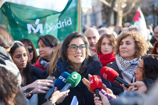 La portavoz de Más Madrid, Manuela Bergerot, ofrece declaraciones a los medios durante una manifestación en apoyo a Palestina, a 20 de enero de 2024, en Madrid (España).