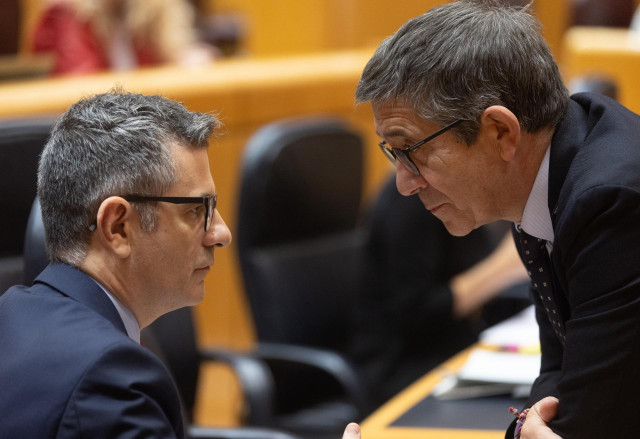El ministro de la Presidencia, Relaciones con las Cortes y Justicia, Félix Bolaños (i) y el portavoz del PSOE en el Congreso, Patxi López (d).