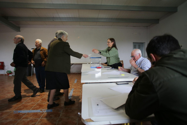 Archivo - Varias personas ejercen su derecho a voto en la mesa electoral del local parroquial de Recelle, en una mesa que agrupa a varias aldeas del entorno, a 28 de mayo de 2023, en Portomarín (Lugo).