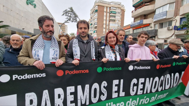 El diputado de Podemos en el Congreso, Javier Sánchez Serna, ha acompañado esta tarde a los cientos de murcianos y murcianas que se han manifestado en la Gran Vía para protestar contra el 