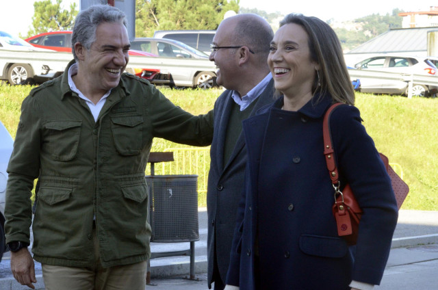 (I-D) El coordinador general del PP, Elías Bendodo; El portavoz del PP en el Congreso, Miguel Tellado y la secretaria general del Partido Popular, Cuca Gamarra, a su llegada a la XXVI Jornada Interparlamentaria Popular en ExpoOurense, a 20 de enero de 202