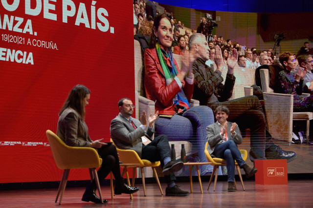 (I-D) La eurodiputada Laura Ballarín; el presidente del Principado de Asturias, Adrián Barbón y el candidato a Lehendakari, Eneko Andueza, durante la convención política del PSOE, a 20 de enero de 2024, en A Coruña, Galicia (España). El PSOE celebra duran