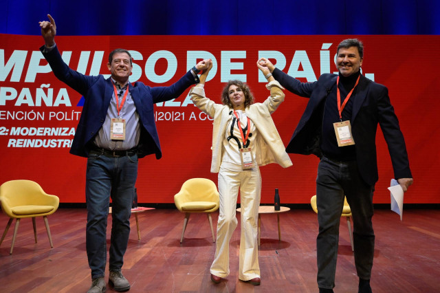 (I-D) El candidato del PSdeG a presidir la Xunta de Galicia, José Ramón Gómez Besteiro; La vicepresidenta Primera del Gobierno y Ministra de Hacienda, María Jesús Montero.