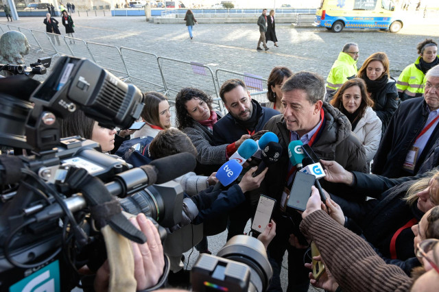El candidato del PSdeG a presidir la Xunta de Galicia, José Ramón Gómez Besteiro, ofrece unas declaraciones a la prensa antes de la convención política del PSOE, a 20 de enero de 2024, en A Coruña, Galicia (España). El PSOE celebra durante el fin de seman