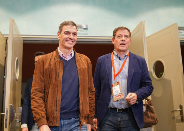 Archivo - El presidente del Gobierno, Pedro Sánchez, y el candidato del PSdeG a presidir la Xunta de Galicia, José Ramón Gómez Besteiro, durante la convención política del PSOE, a 20 de enero de 2024, en A Coruña, Galicia (España).