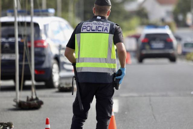 Archivo - Un agente de la Policía Nacional durante un control policial en Guizpúzcoa