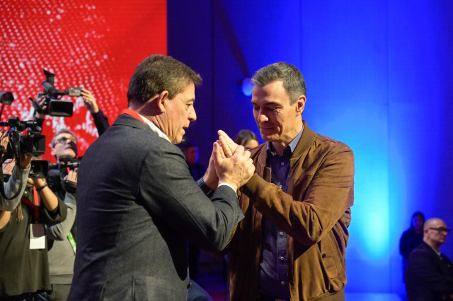 El presidente del Gobierno, Pedro Sánchez (d), y el candidato del PSdeG a presidir la Xunta de Galicia, José Ramón Gómez Besteiro (i) se dan la mano a su llegada a la clausura de la convención política del PSOE, a 21 de enero de 2024, en A Coruña, Galicia