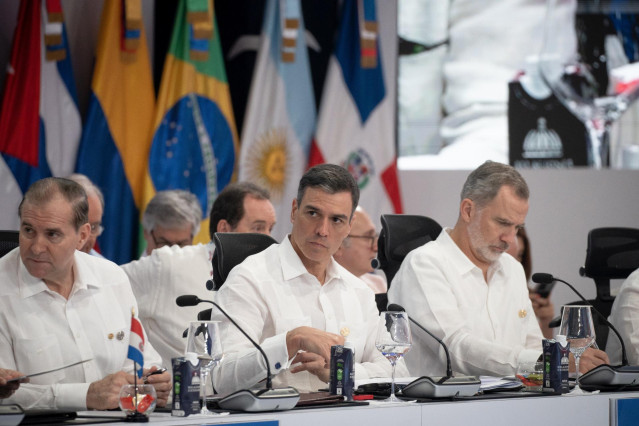 Archivo - El presidente del Gobierno, Pedro Sánchez (c) y el Rey de España Felipe VI (d), durante una sesión plenaria en la XXVIII Cumbre Iberoamericana de Jefes de Estado y de Gobierno, a 25 de marzo de 2023, en Santo Domingo