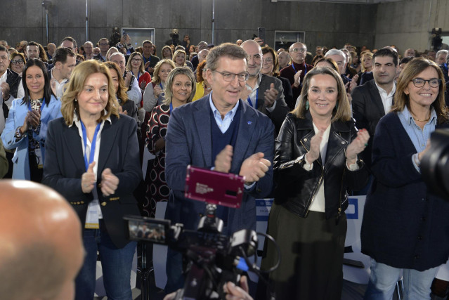 El presidente del Partido Popular, Alberto Núñez Feijóo (c), y la secretaria general del Partido Popular, Cuca Gamarra (2d), aplauden a su llegada a la clausura de la XXVI Jornada Interparlamentaria Popular, en ExpoOurense, a 21 de enero de 2024, en Ouren
