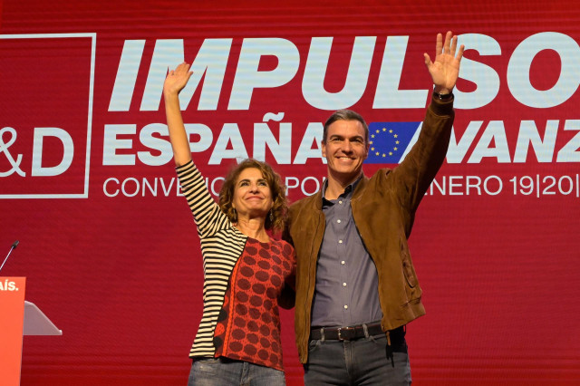 La vicepresidenta Primera del Gobierno y Ministra de Hacienda, María Jesús Montero, y el presidente del Gobierno, Pedro Sánchez, saludan a su llegada a la clausura de la convención política del PSOE, a 21 de enero de 2024, en A Coruña, Galicia (España).
