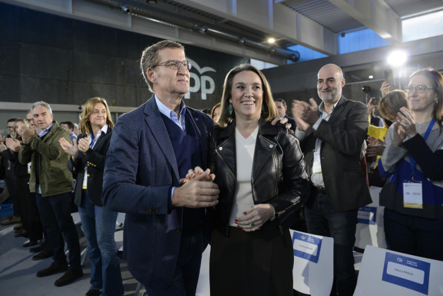 El presidente del Partido Popular, Alberto Núñez Feijóo (3i), y la secretaria general del Partido Popular, Cuca Gamarra (3d), a su llegada a la clausura de la XXVI Jornada Interparlamentaria Popular, en ExpoOurense, a 21 de enero de 2024, en Ourense, Gali