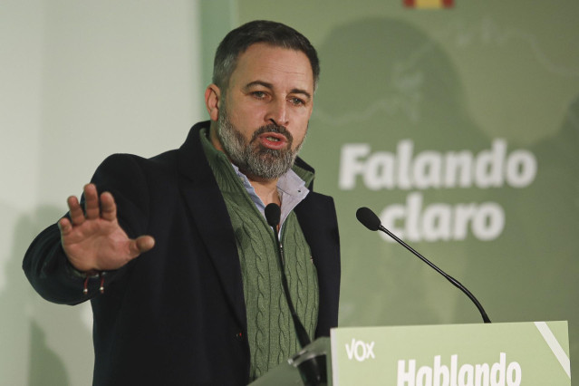 El líder de Vox, Santiago Abascal, interviene durante la presentación de candidatos para las elecciones gallegas, en el Hotel Galicia Palace, a 21 de enero de 2024, en Pontevedra, Galicia (España). Abascal coincide hoy en Galicia con otros dos líderes est