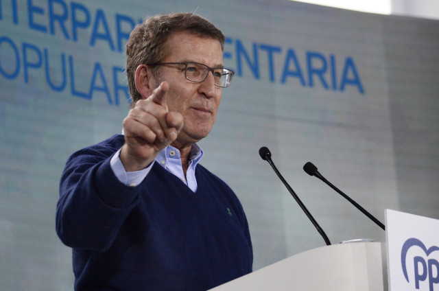 El presidente del PP, Alberto Núñez Feijóo, interviene durante la clausura de la XXVI Jornada Interparlamentaria Popular, en ExpoOurense, a 21 de enero de 2024, en Ourense, Galicia (España).