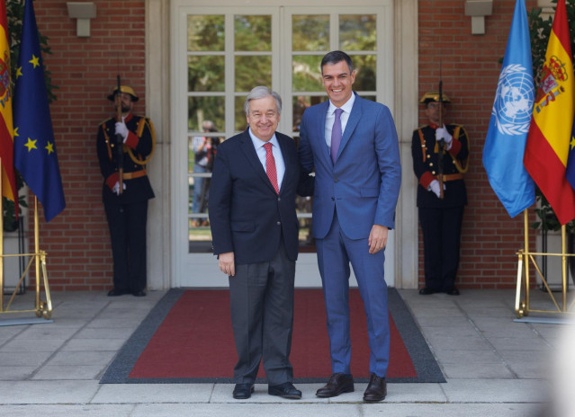 Archivo - El presidente del Gobierno, Pedro Sánchez (d), recibe al secretario general de Naciones Unidas, António Guterres (i), en el Palacio de la Moncloa, a 8 de mayo de 2023, en Madrid (España).