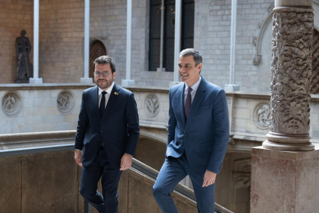 Archivo - El presidente del Gobierno, Pedro Sánchez (d), y el president de la Generalitat de Catalunya, Pere Aragonès (i), se reúnen en el Palau de la Generalitat, a 21 de diciembre de 2023, en Barcelona, Catalunya (España). Este es el primer encuentro en