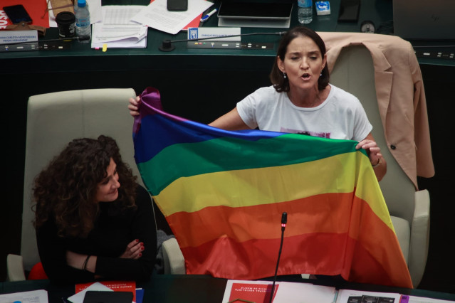 Archivo - La portavoz del PSOE en el Ayuntamiento de Madrid, Reyes Maroto, ha sacado este martes la bandera LGTBI en el Pleno de Cibeles