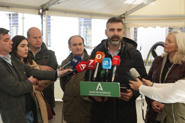 Fernández-Pacheco atiende a los periodistas en Algeciras.