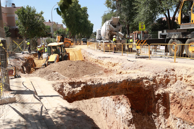 Archivo - Trabajadores de la construcción en una obra en Sevilla este, a 2 de septiembre de 2023 en Sevilla (Andalucía, España).