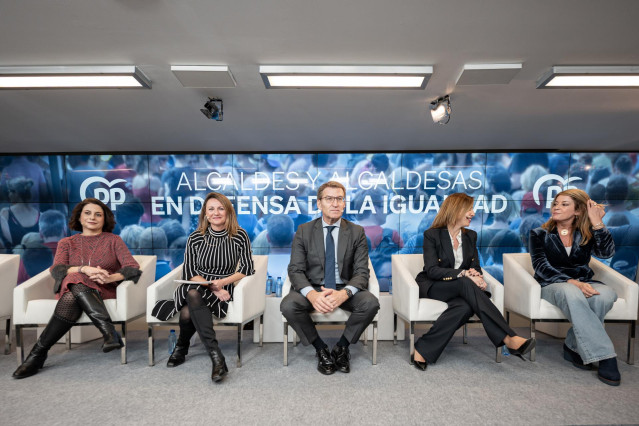 El presidente del Partido Popular, Alberto Núñez Feijóo, junto a la alcaldesa de Teruel, Emma Buj (1i), la alcaldesa de Castellón, Begoña Carrasco García (2i), la alcaldesa de Zaragoza, Natalia Chueca Muñoz (2d), y la alcaldesa de Huelva, Pilar Miranda Pl