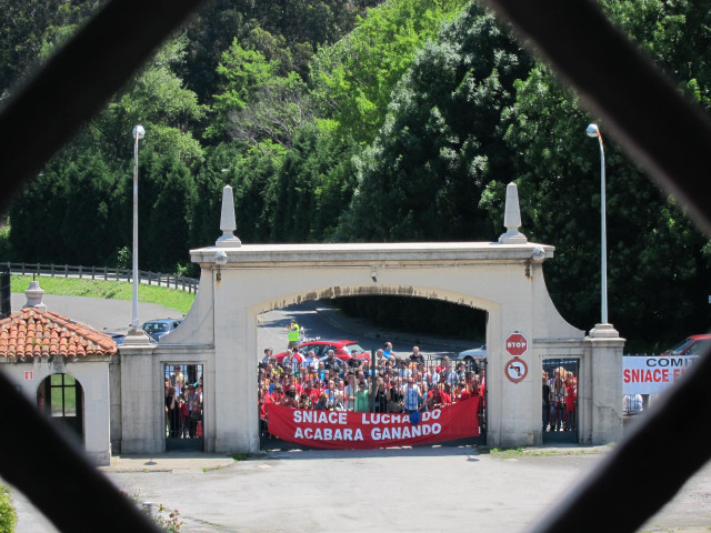 Archivo - Protesta de trabajadores de Sniace en la fábrica