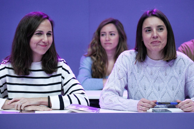 Archivo - La secretaria general de Podemos, Ione Belarra (i), y la exministra de Igualdad, Irene Montero, durante el Consejo Ciudadano Estatal de Podemos, en la sede de Podemos, a 25 de noviembre de 2023, en Madrid (España).