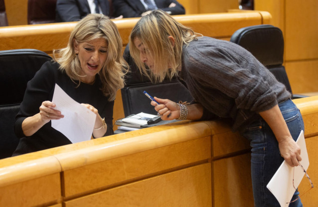 La vicepresidenta segunda y ministra de Trabajo, Yolanda Díaz (i), conversa con la diputada del PNV Idoia Sagastizabal (d) en una imagen de archivo