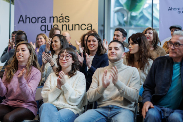 (I-D) La secretaria general de Podemos, Ione Belarra; la secretaría política de Podemos, Irene Montero y la portavoz de Podemos, Isabel Serra, aplauden durante la presentación de su candidatura ‘Ahora más que nunca’ a las elecciones Europeas, a 22 de ener