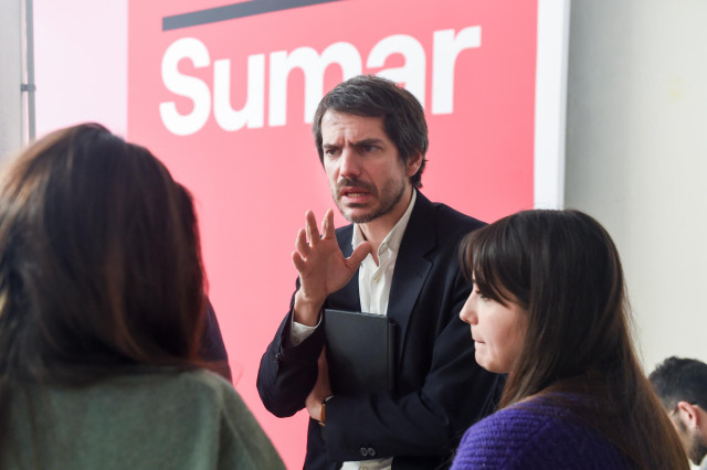 El portavoz de Sumar, Ernest Urtasun, ofrece una rueda de prensa, en el Espacio Rastro, a 22 de enero de 2024, en Madrid (España). Durante la comparecencia, Urtasun ha destacado el inicio de la negociación de la reducción de la jornada laboral.