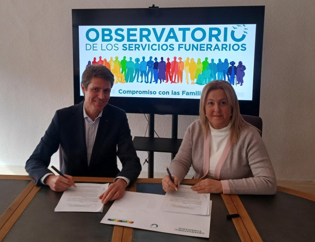 Ignacio Martín, Gerente SR De B2B De Repsol, Y María Dolores Asensi, Presidenta Del Observatorio De Los Servicios Funerarios