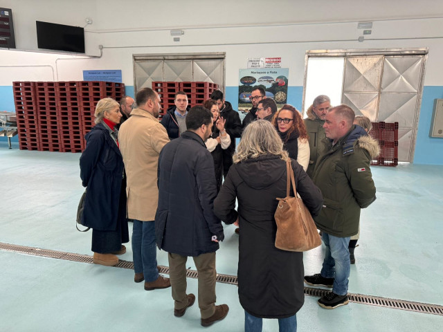 Varios miembros del PSdeG-PSOE en la lonja de Cabo de Cruz, en Boiro (A Coruña).