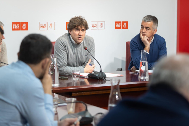 El secretario general del PSE-EE y candidato a Lehendakari, Eneko Andueza, preside la reunión de la omisión ejecutiva de los socialistas vascos