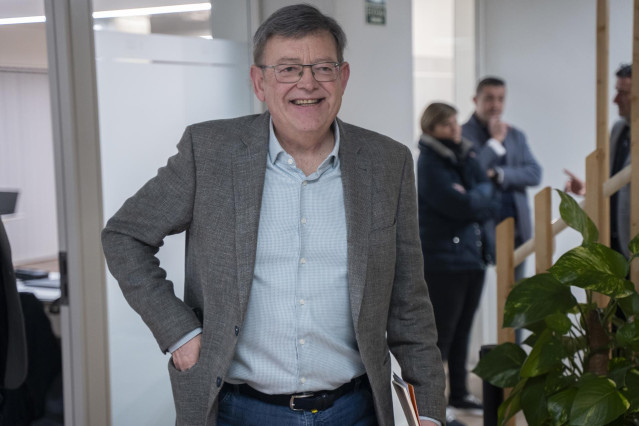 El secretario general del PSPV-PSOE, Ximo Puig, a su llegada a la Comisión Ejecutiva Nacional del partido, a 22 de enero de 2024, en Valencia, Comunidad Valenciana (España). Ximo Puig ha presidido la Comisión Ejecutiva Nacional del PSPV-PSOE