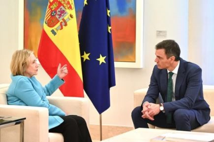 El presidente del Gobierno, Pedro Sánchez, recibe en Moncloa a Hillary Clinton