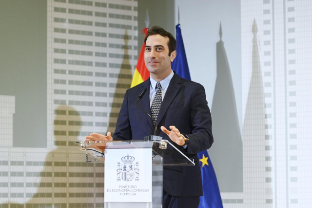 El nuevo ministro de Economía, Comercio y Empresa, Carlos Cuerpo, interviene durante el acto de traspaso de la cartera de Economía, Comercio y Empresa, en el Ministerio de Economía, Comercio y Empresa, a 29 de diciembre de 2023, en Madrid (España).