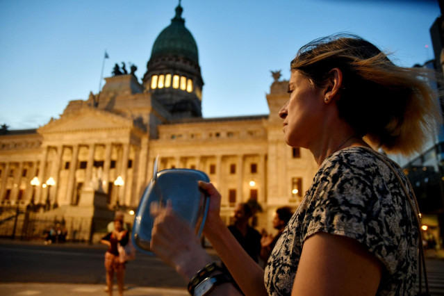 Una mujer protesta en Buenos Aires contra el Decreto de Necesidad y Urgencia (DNU) de Javier Milei