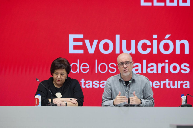 La secretaria confederal de Acción Sindical y Empleo, Mari Cruz Vicente y el secretario general de CCOO, Unai Sordo, posan con el documento durante la presentación del balance de la negociación colectiva en 2023 elaborado por el sindicato, a 23 de enero d
