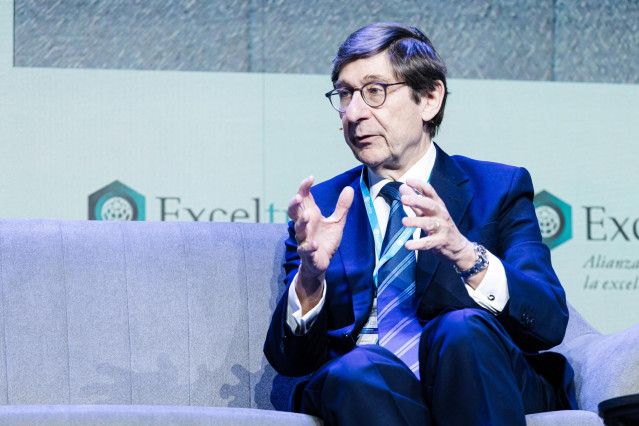 El presidente de Caixabank, José Ignacio Goirigolzarri, durante su diálogo con el presidente de American Express España, Juan Orti, en el XII Foro de Liderazgo Turístico, organizado por Exceltur, a 23 de enero de 2024, en Madrid (España).