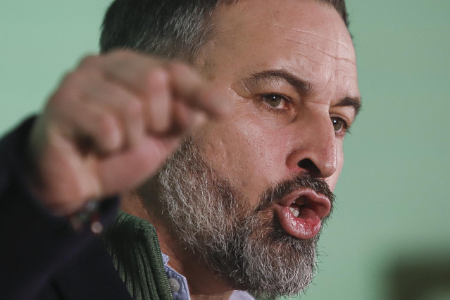 El líder de Vox, Santiago Abascal, interviene durante la presentación de candidatos para las elecciones gallegas, en Pontevedra, Galicia (España).
