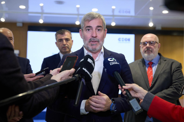 El presidente de Canarias, Fernando Clavijo, ofrece declaraciones a los medios tras una reunión con el presidente de la Confederación Española de Organizaciones Empresariales (CEOE), en la sede de la CEOE, a 23 de enero de 2024, en Madrid (España). Durant