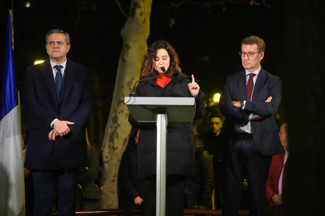 La presidenta de la Comunidad de Madrid, Isabel Díaz Ayuso (c), y el presidente del Partido Popular, Alberto Núñez Feijóo (d), participan en el acto de homenaje y recuerdo a Gregorio Ordóñez, en los Jardines de Gregorio Ordóñez, a 23 de enero de 2024, en