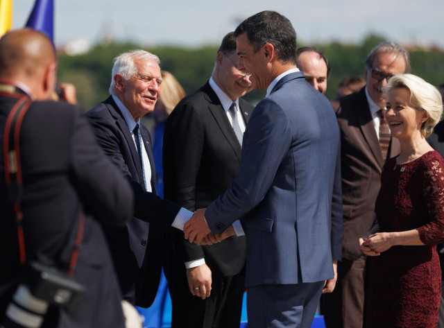 Archivo - El alto representante de la UE para Asuntos Exteriores y Política de Seguridad y vicepresidente de la Comisión Europea, Josep Borrell (i), saluda al presidente del Gobierno, Pedro Sánchez