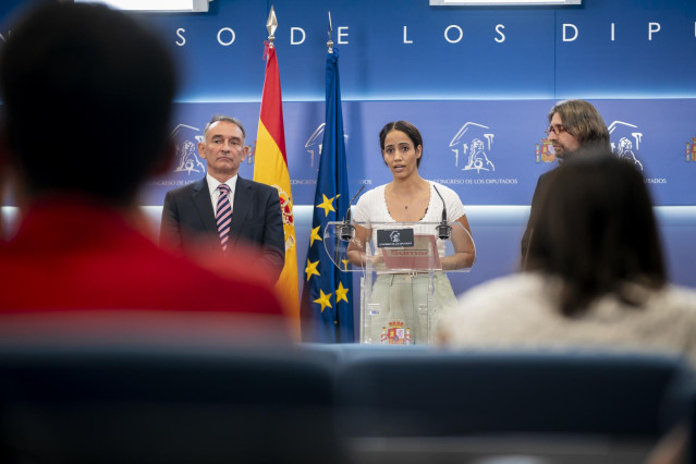 Archivo - El portavoz de IU en el Congreso y diputado de Sumar, Enrique Santiago (i), y los diputados de Sumar Francisco Sierra (d) y Tesh Sidi (c), ofrecen una rueda de prensa en el Congreso de los Diputados, a 6 de octubre de 2023, en Madrid (España).
