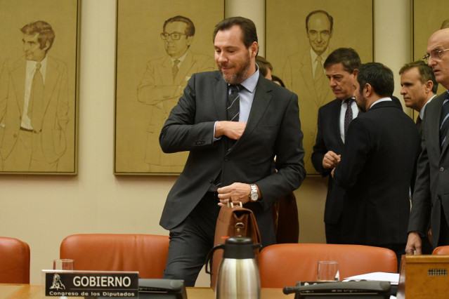 El ministro de Transportes y Movilidad Sostenible, Óscar Puente, a su llegada a la Comisión de Transportes y Movilidad Sostenible, en el Congreso de los Diputados