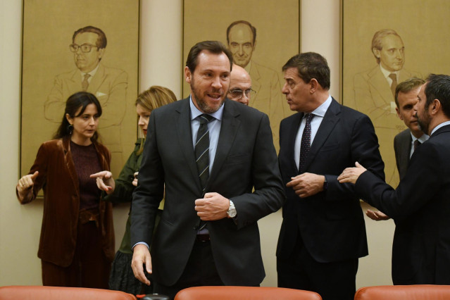 El ministro de Transportes y Movilidad Sostenible, Óscar Puente (c) y el candidato del PSdeG a la Presidencia de la Xunta de Galicia y diputado del PSOE, José Ramón Gómez Besteiro (d), a su llegada a la Comisión de Transportes del Congreso.